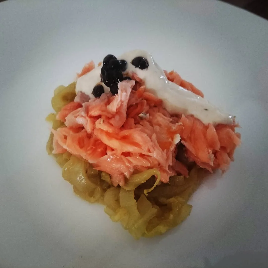 Warm gerookte zalm op een plank