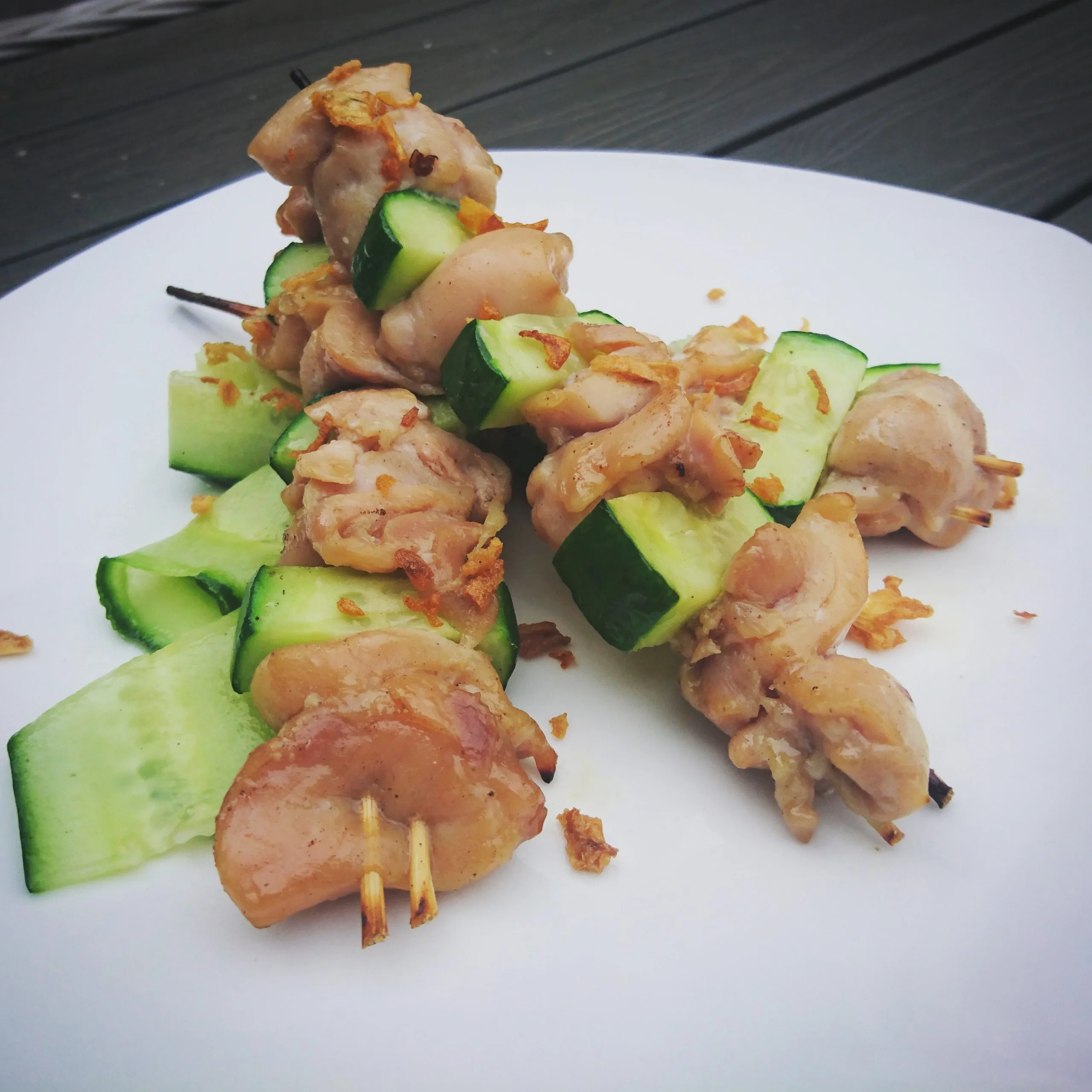 Char siu kip met komkommer