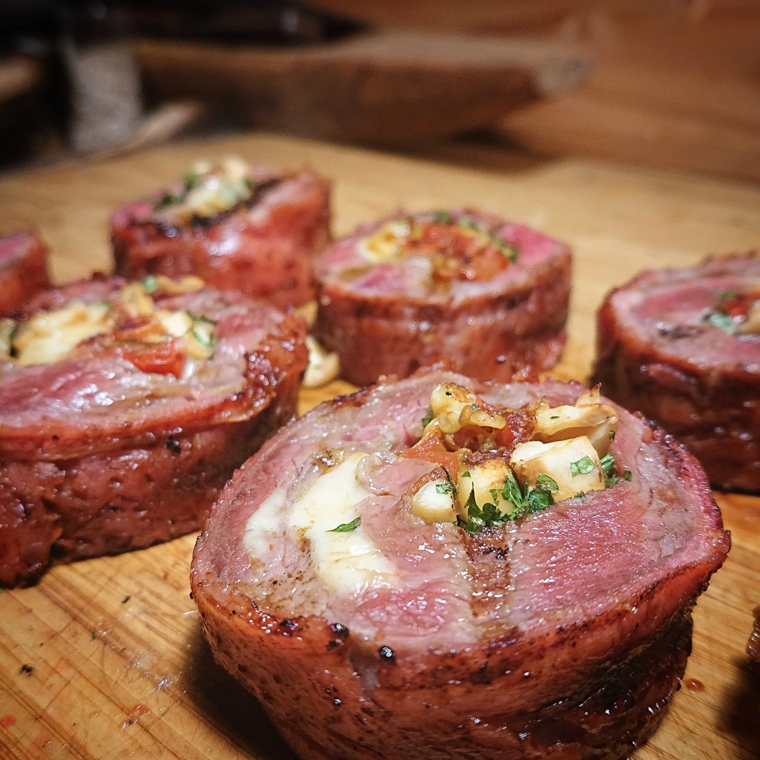 Reverse sear gevulde jodenhaas rollade-medaillons